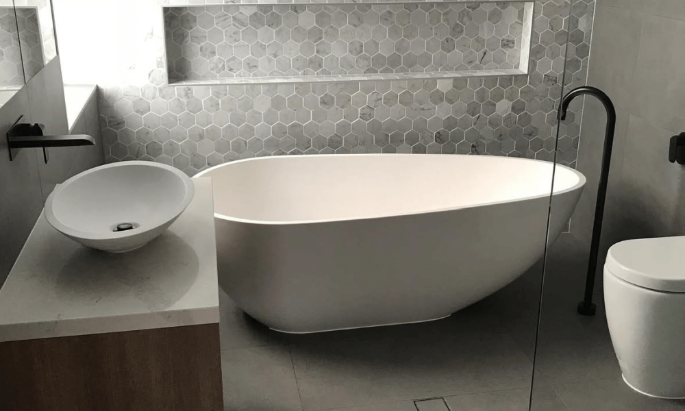 freestanding-bathtub-hexagon-marble-wall-tiles